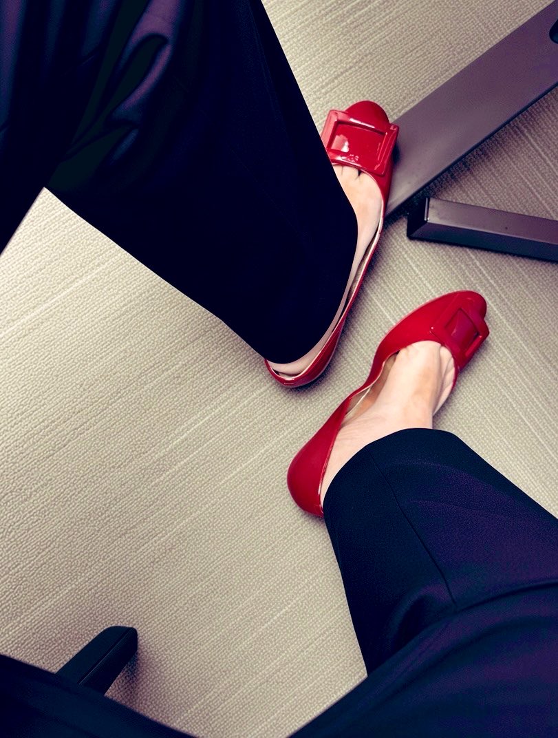 RubyRuby1148374's tweet photo. 爷们儿坐，等下班
#平底鞋 #芭蕾鞋 #裸足 #穿搭 #OL #御姐 #人妻 https://t.co/3HNbNW2nKa