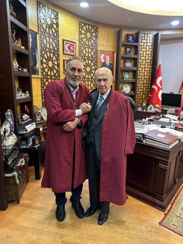 BozkurtCaps's tweet photo. HOŞ GELMİŞSEN TÜRKMEN GARDAŞ 🇹🇷

Bugün Dünya Türkmenleri Birlik Vakfı yönetimi olarak, Türkmen davamızın önemli isimlerinden, Türkmen reisimiz ve Türkmen beyimiz, MHP Genel Başkanı Sayın Devlet Bahçeli Beyefendi ile güzel ve verimli bir istişare gerçekleştirdik. https://t.co/ZZ0hXMjsmx
