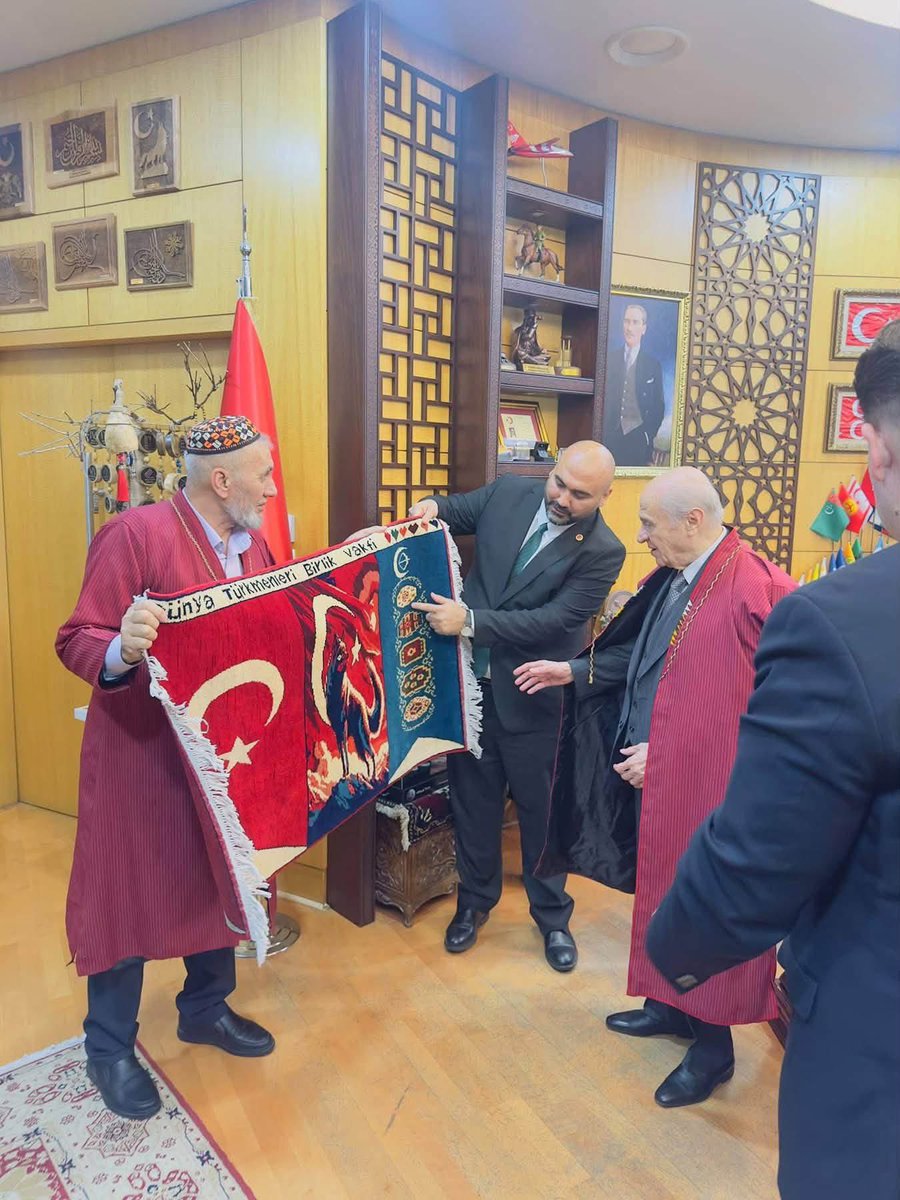 BozkurtCaps's tweet photo. HOŞ GELMİŞSEN TÜRKMEN GARDAŞ 🇹🇷

Bugün Dünya Türkmenleri Birlik Vakfı yönetimi olarak, Türkmen davamızın önemli isimlerinden, Türkmen reisimiz ve Türkmen beyimiz, MHP Genel Başkanı Sayın Devlet Bahçeli Beyefendi ile güzel ve verimli bir istişare gerçekleştirdik. https://t.co/ZZ0hXMjsmx