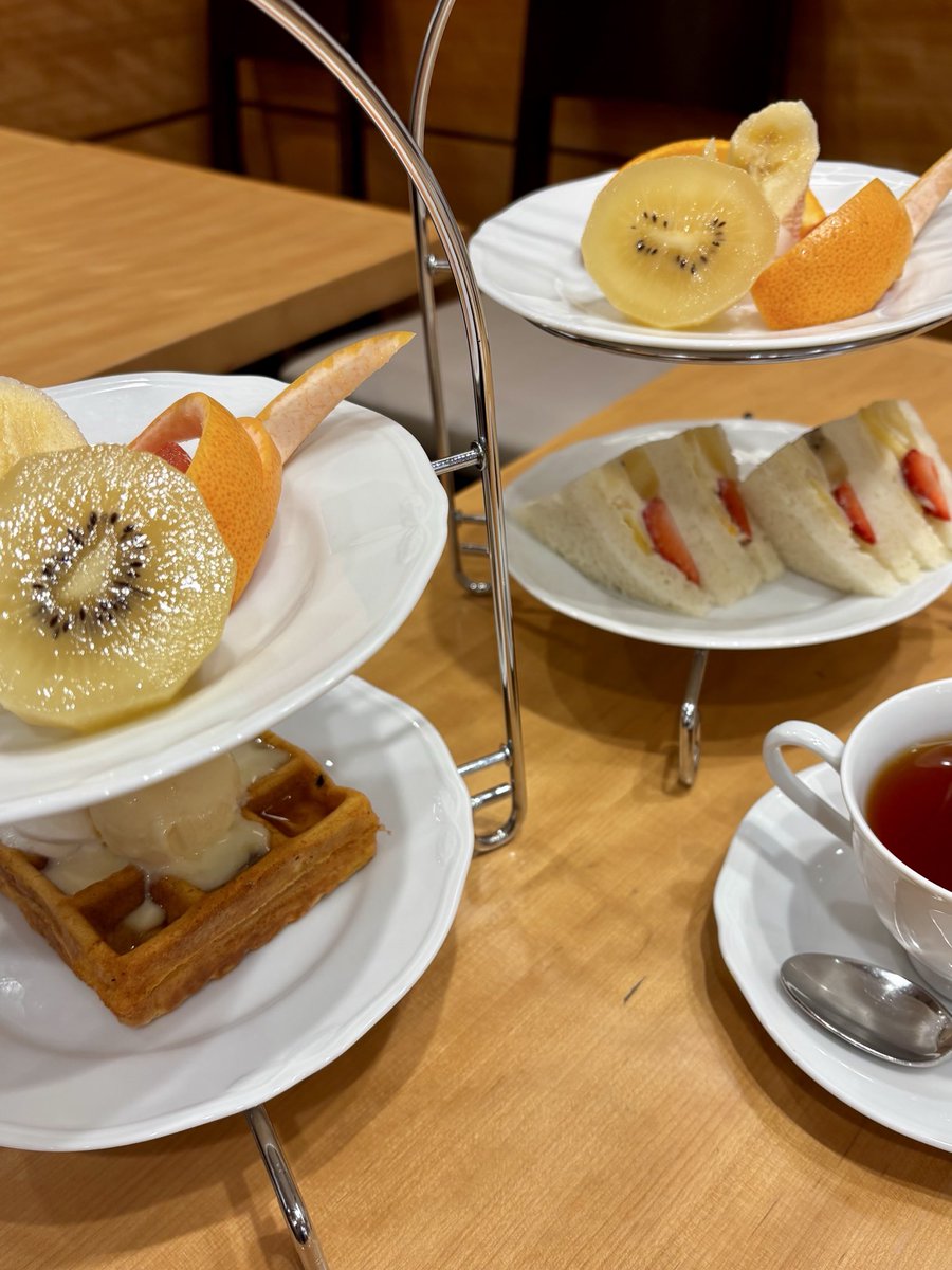 a15log's tweet photo. 京橋千疋屋のモーニングティーセット🫖

旬のフルーツ＋選べるお食事＋ドリンクで1,540円という千疋屋とは思えないコスパ

👧🏻も自分のスタンドが届いて嬉しそうでした

周りのマダムたちはリンゴジュースを頼んでいたのでリンゴジュースが正解なんだと思う✍🏻

休日は大行列なので気をつけて🤍🏹 ̖́- https://t.co/xAHa2WkUJw