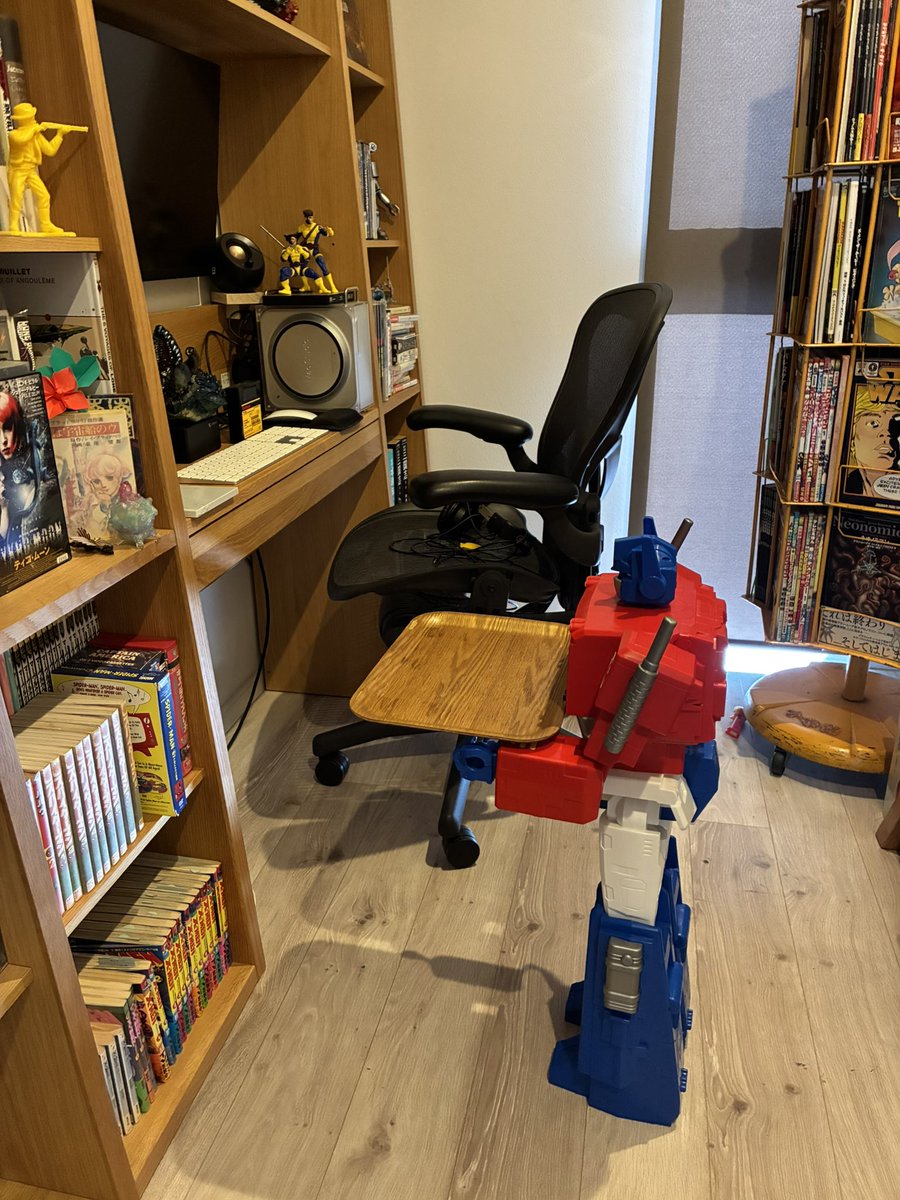 mohanshonen's tweet photo. コストコにトランスフォーマーなんて売っているわけがない。サイドテーブルを買った。

More than meets the eye

#デカいコンボイ https://t.co/qb20s86Ep5