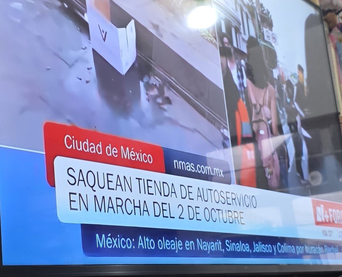 epifanyeee's tweet photo. la única cobertura en televisión sobre la marcha 58 sobre el 2 ee octubre del 68 es de @nmasforo. pero sólo hablan de las tiendas de auto servicio dañadas y bloque negro, pero absoluto silencio sobre las atrocidades que los de la @SSC_CDMX están cometiendo contra manifestantes. https://t.co/lenbI3ZQp5