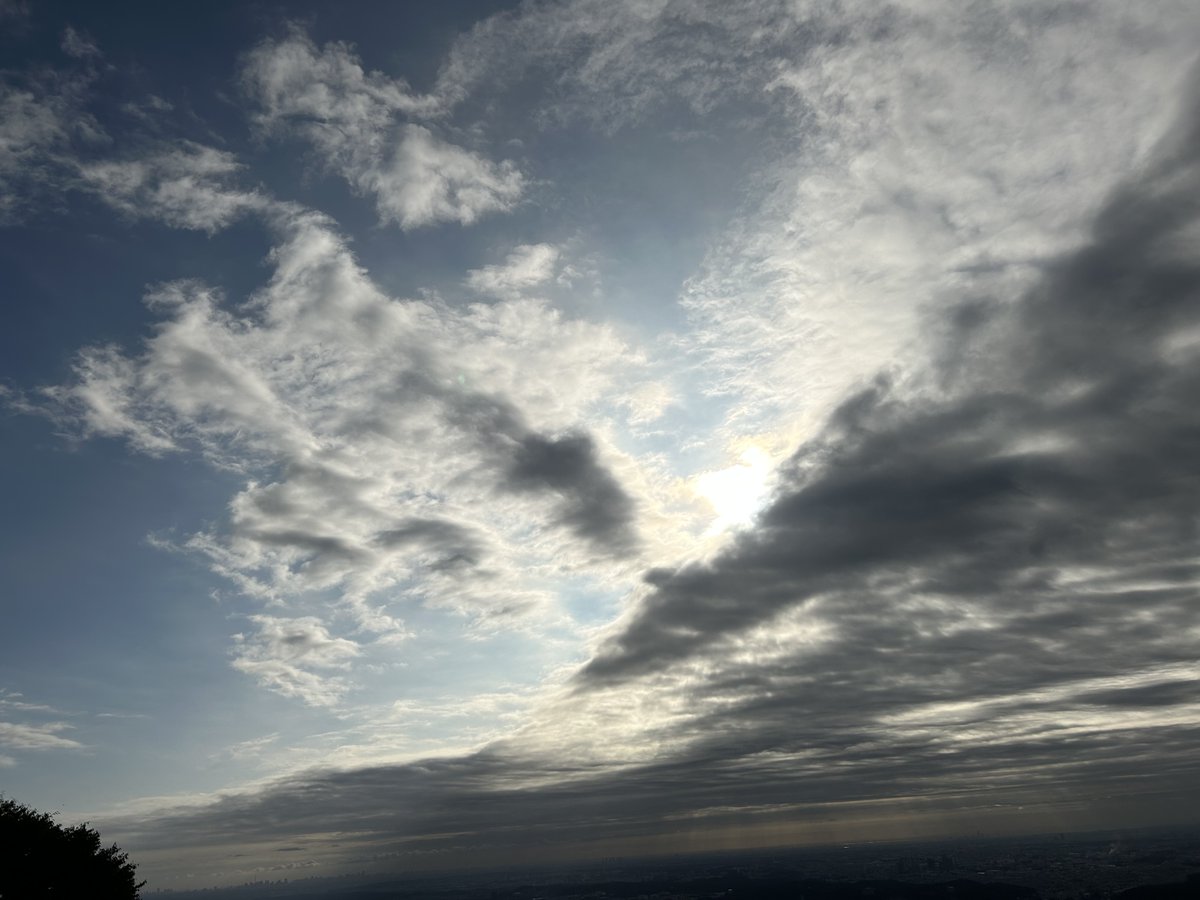 Takao_Tozan's tweet photo. おはようございます。
午前９時００分現在、高尾山麓、ケーブルカー清滝駅、高尾山駅の天気は「晴」、気温は「１８度」です。 
ケーブルカーとリフトは、通常通り運行しています。
#高尾山 #ケーブルカー #リフト https://t.co/XyIPVaQt92