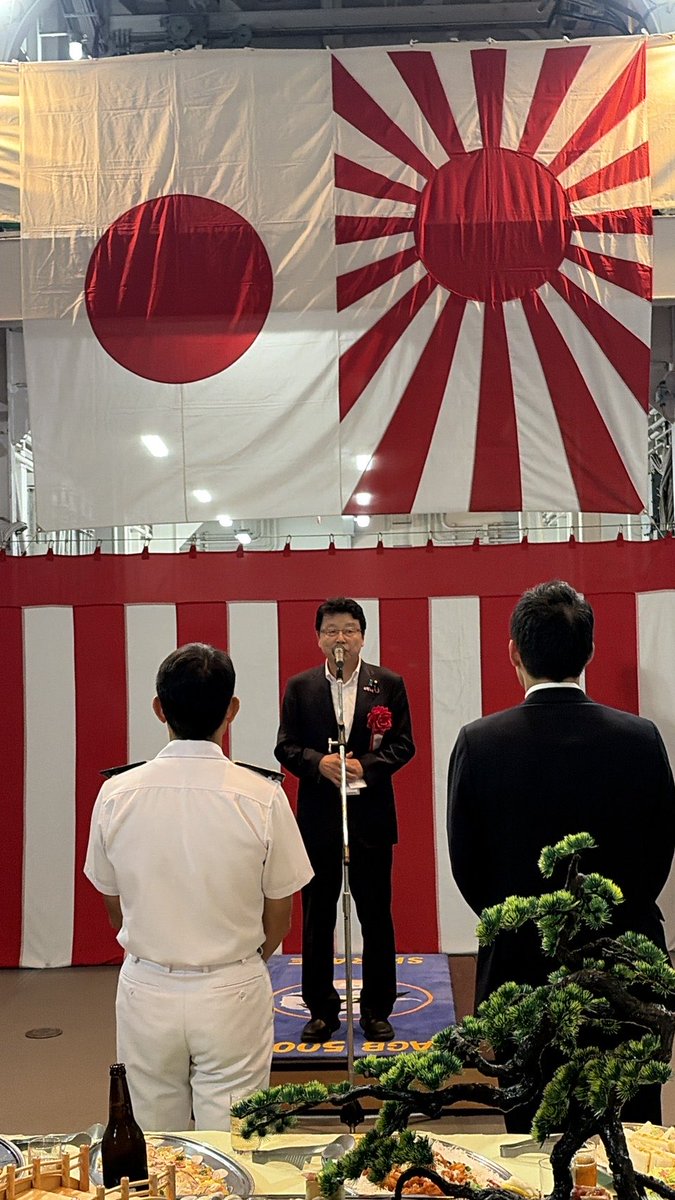kitamuraharuo's tweet photo. 昨夜は門司港に停泊する砕氷艦「しらせ」甲板上で行われたレセプションに参加し、スピーチをさせて頂きました。
事に臨んで危険を顧みず、身をもって責務の完遂に務める自衛隊員に対し、1人でも多くの国民が敬意と感謝をもって接する環境を整えることが、政治家の使命だと考えています。 https://t.co/IeHOCTIJxK