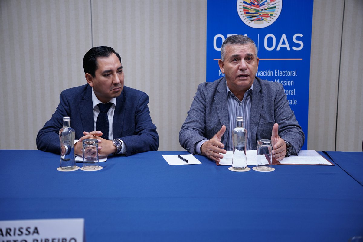OEA_oficial's tweet photo. .@DanielUrresti1, candidato de Podemos Perú a la Alcaldía de Lima, presentó a la Jefatura de la Misión de Expertos Electorales de la #OEAenPerú sus perspectivas sobre las #ERM2026 y la jornada de votación del próximo domingo. https://t.co/CWLVTxUjXL