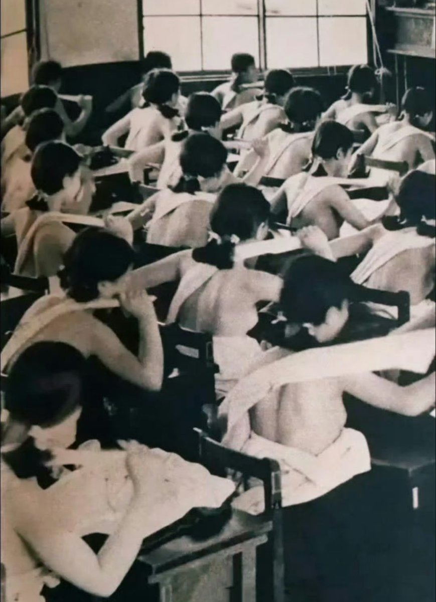 xiaozhuzhu1010's tweet photo. 1940年，东京。女高中生在课堂上集体“干洗澡”——用粗糙干布摩擦身体，名曰增强体质。

这不是健身，是洗脑。

日本从1930年代起把教育体系全面军事化：1932年颁布《高等女学校令》，1937年文部省将军事训练纳入中学必修，1939年全国超90%的中学有现役军官常驻。

女生不练刺杀，练“干布摩擦”——用自虐般的疼痛训练服从，把“忍痛不哼”当美德培养，最终目标只有一个：让她们心甘情愿成为“军国之妻”“昭和烈女”。

干布摩擦的不是皮肤，是人的意志；擦掉的不是汗水，是羞耻感和独立思考。

更扎心的是时代背景：这些十几岁的女孩在课堂被磨皮、练忍痛的同时，她们的同龄人——中国女孩——正在侵略者的铁蹄下挣扎求生。

同一片天空下，一个国家的教育在把女孩变成战争零件，另一个国家的女孩连活下去都是奢望。

军国主义最狠的毒，不是枪炮，是把人变成零件的教育。
