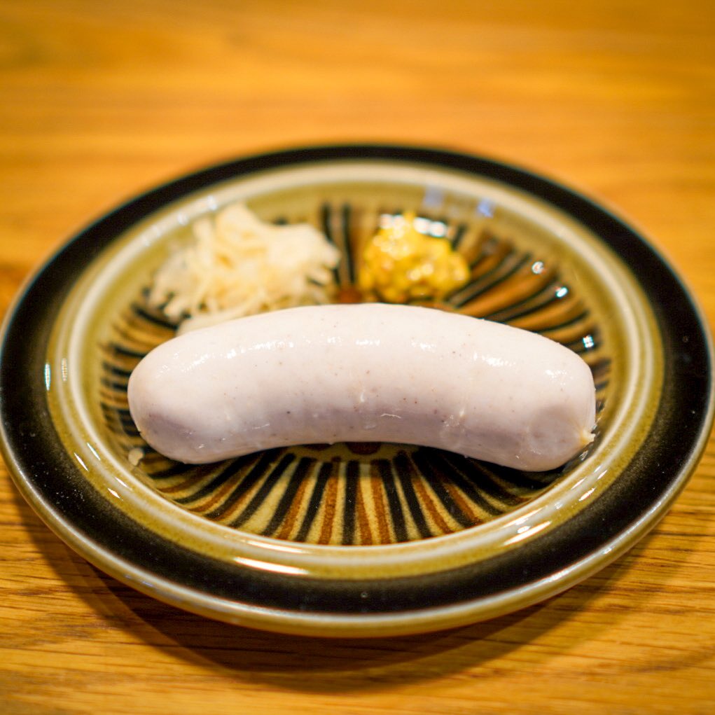 NeufrankSmoke's tweet photo. ドイツ・バイエルン州の伝統的な白ソーセージ “ヴァイスヴルスト”発売です 。
ふんわりクリーミーな食感とジューシーなお肉の旨味にスパイスの香りと味わいをお楽しみ頂けます！

お湯で温めてから皮を剥いて、マスタードをつけてどーぞー🍴

https://t.co/X8WL4LFyrE https://t.co/iY7nIQ06B2