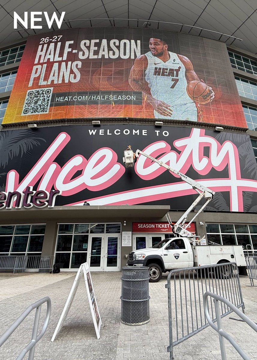 GTAVI_Countdown's tweet photo. Kaseya Center’s entrance banner has been updated to “Welcome to Vice City” after the HEAT x Rockstar Games announcement.

(via @samchrme) https://t.co/5xYd2vFg84