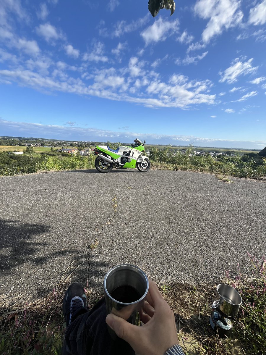 bz_rgi's tweet photo. 今日の朝はお気に入りの所でモーニング☕️
八幡平で買ったコーヒー美味しかった
風も穏やかだし周りも静かでぼーっと出来てまじで神 https://t.co/1sBdzmLM9m