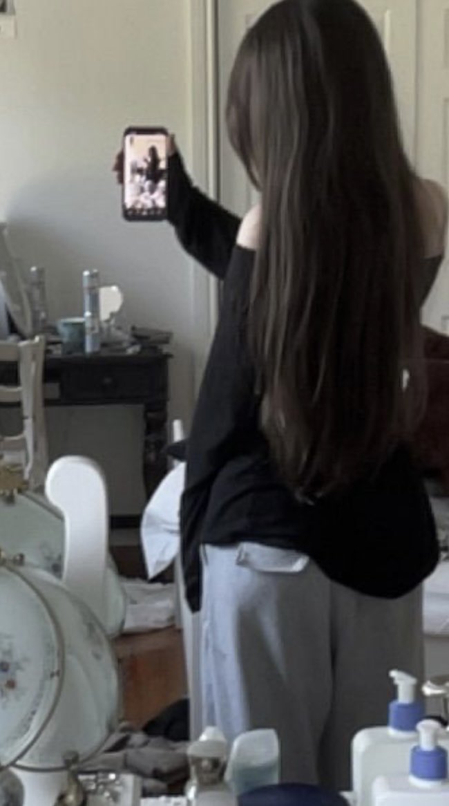 kittykilan's tweet photo. I THINK I may need to cut my hair
It’s genuinely down to my butt
(Pay no mind to the mess) https://t.co/s0jrxqsZi2