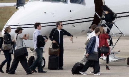ThrowbackTisx's tweet photo. October 2nd, 2008: Ashley Tisdale boarding a private jet in Paris, France
•#KennyOrtega #CorbinBleu #ZacEfron #VanessaHudgens https://t.co/rbjq5cCaxm