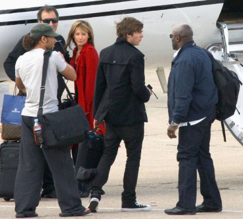 ThrowbackTisx's tweet photo. October 2nd, 2008: Ashley Tisdale boarding a private jet in Paris, France
•#KennyOrtega #CorbinBleu #ZacEfron #VanessaHudgens https://t.co/rbjq5cCaxm