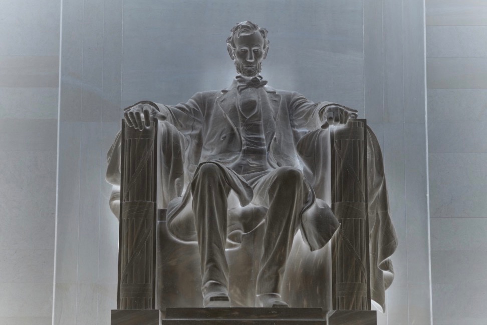 6MojaveCourier6's tweet photo. Readers added context:

A Dark Fountain has opened in Washington D.C. behind the Lincoln Memorial. There are three people who have been trapped in the Dark World, reportedly fighting the Abraham Lincoln statue.

We pray for their safety. https://t.co/AyntxzlHCP