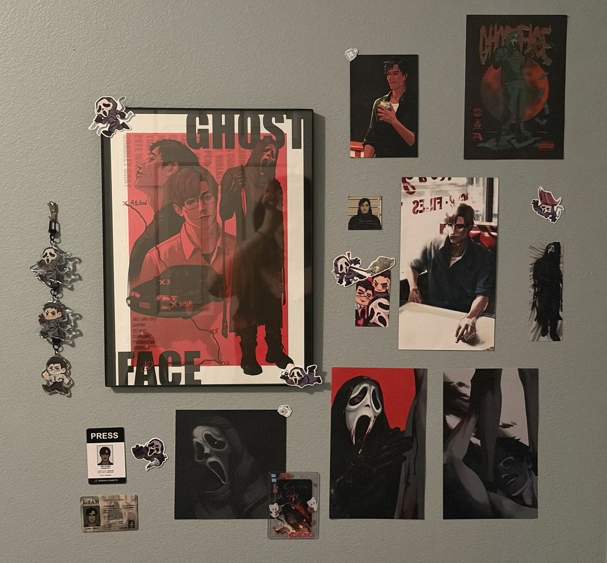 friendlywabbit's tweet photo. not the best pic but i just redid my ghostface wall :) art by @akanothere and @evvissu 🖤👻 + photocard by my wife https://t.co/OSMPmNKkZm
