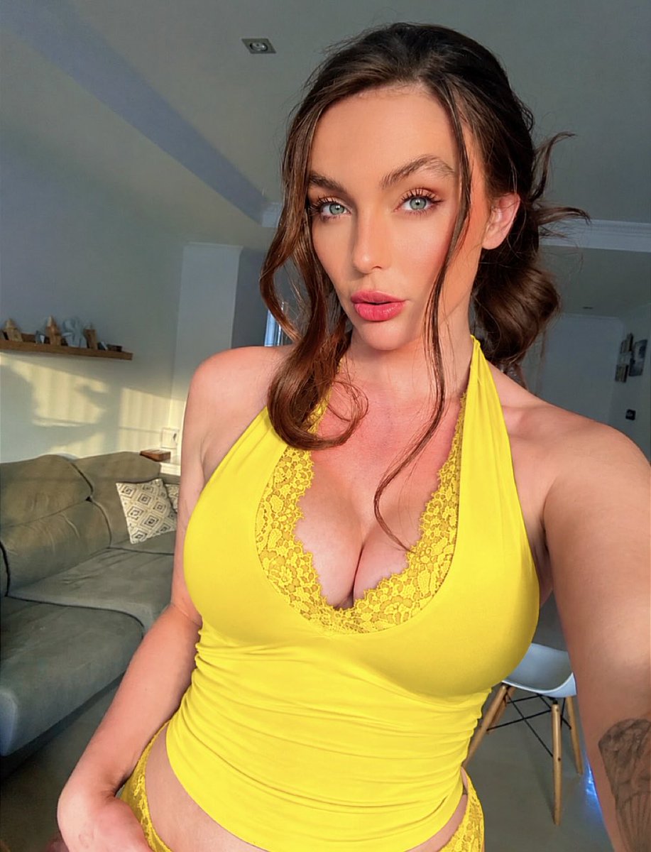 dianecombier's tweet photo. Serving looks, not explanations.💛🔥 https://t.co/q8HPHh066v