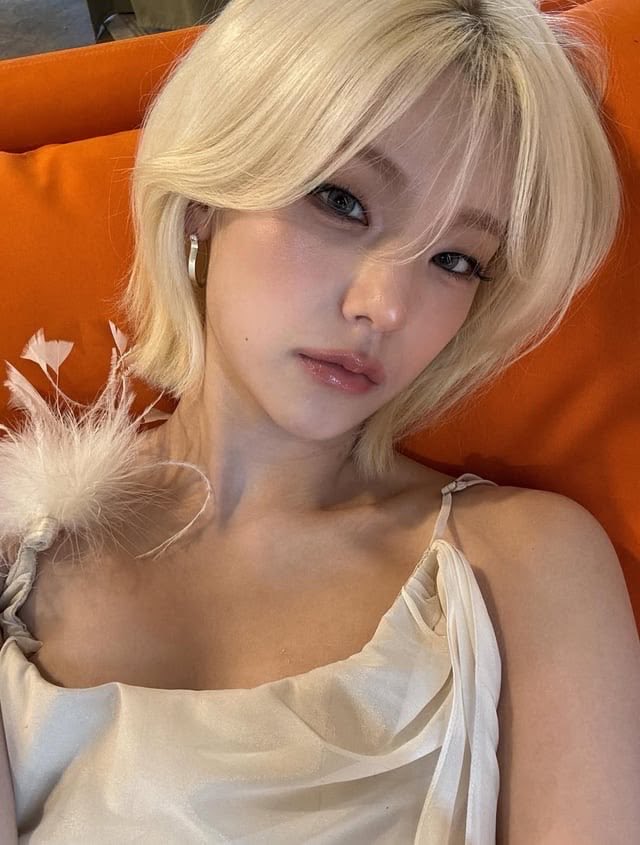 nbdylikeryu's tweet photo. i wasn’t gonna drink tonight but i suddenly miss blonde bobji. pass the bottle https://t.co/E4B0ANws7V