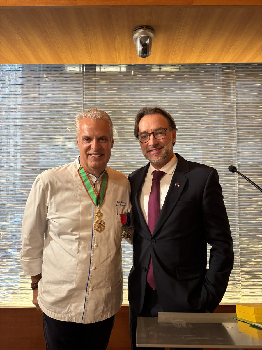 ericripert's tweet photo. Very honored to be awarded the title of Commandeur du Mérite agricole by Monsieur Le Consul Général de France Cedrik Fouriscot. Grateful for my family, the @LeBernardinNY Team, and everyone who supports me living the dream 🙏💚🇫🇷 https://t.co/QqRPtnVlCB