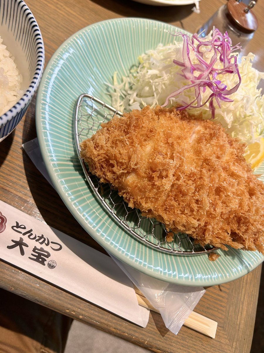 madgto's tweet photo. とんかつ大宝(目黒) 上ロースかつ定食
目黒シネマとはもう完全にセットになってるけど、そうじゃなくてもとんかつはほぼ大宝に一択になっている最高のとんかつ屋さん。柔らかく甘みがあるロース最強すぎる👍 https://t.co/NGvs4nktB5