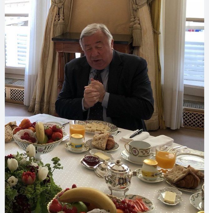 Arnaudrobemj's tweet photo. J'apprends que @gerard_larcher a été réélu pour la 6ème fois président du Sénat.
Il est heureux, il pourra encore profiter de ses fraises au petit déjeuner! https://t.co/bDJpkBx6gv