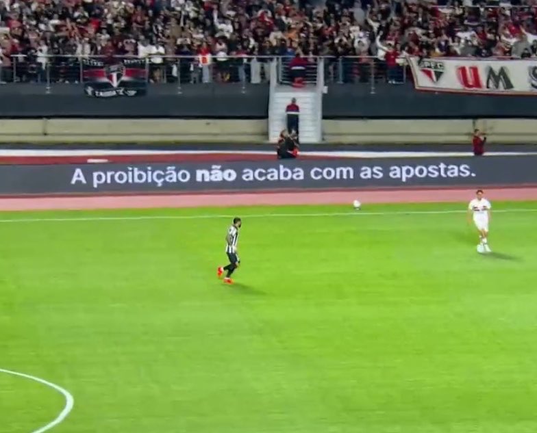 CentralDoBrega's tweet photo. Meteram uma placa de publicidade escrito “A proibição (das bets) não acaba com as apostas” no jogo entre São Paulo x Santos, pelo Brasileirão.

Isso ainda vai longe…

📸 Premiere https://t.co/IdiT0f6ytO