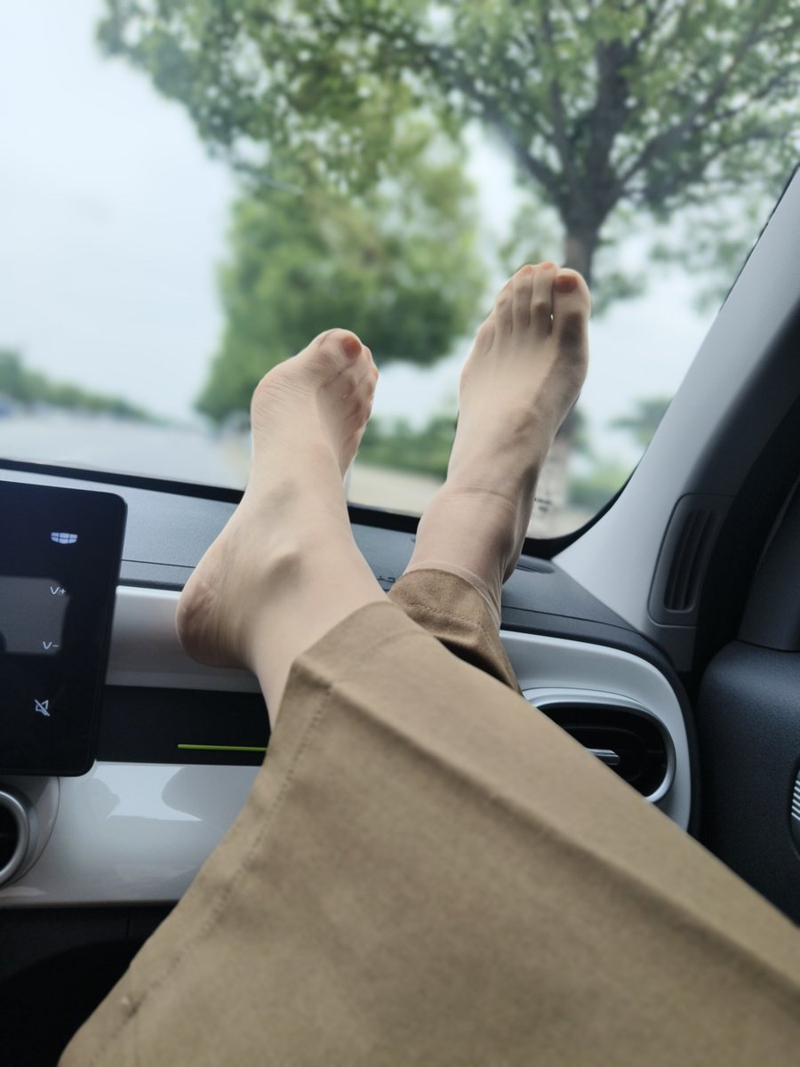 Maxtraefik's tweet photo. #丝袜 https://t.co/OILYXw3PsQ