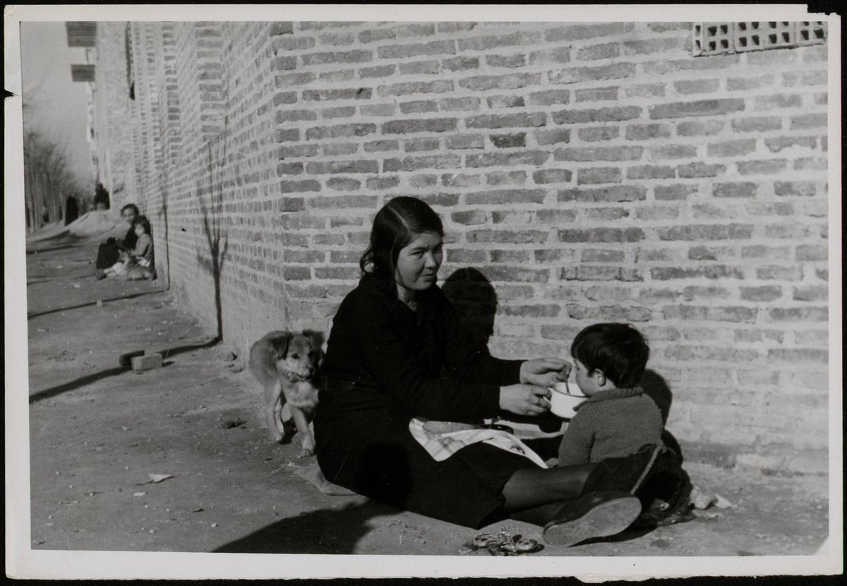 sicofante's tweet photo. 3/4
Tras la guerra, nuestro Miliciano parece que acabó reconvertido en Flecha, pero esa es otra historia.
Esta preciosa foto, de un soleado día en un Madrid sitiado por la guerra, cuenta tanto que me lo callo. Pero deja que te descubra un detalle oculto en ella, al hilo de Payá. https://t.co/RWa4eNKmkn