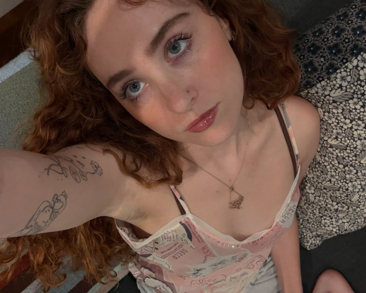 dailyroan's tweet photo. chappell roan STUNS in newly shared selfies! https://t.co/zZPJyN467M
