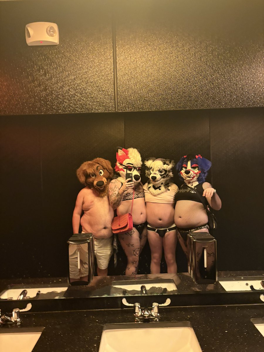 RivalsTheHusky's tweet photo. Party Night 🪩
Out w/ @enzycollie @thatbluebeagle &amp; @gruffypuppy … love these dorks :3

#fursuitfriday #furry #fursuit https://t.co/bSOlJmiJMb