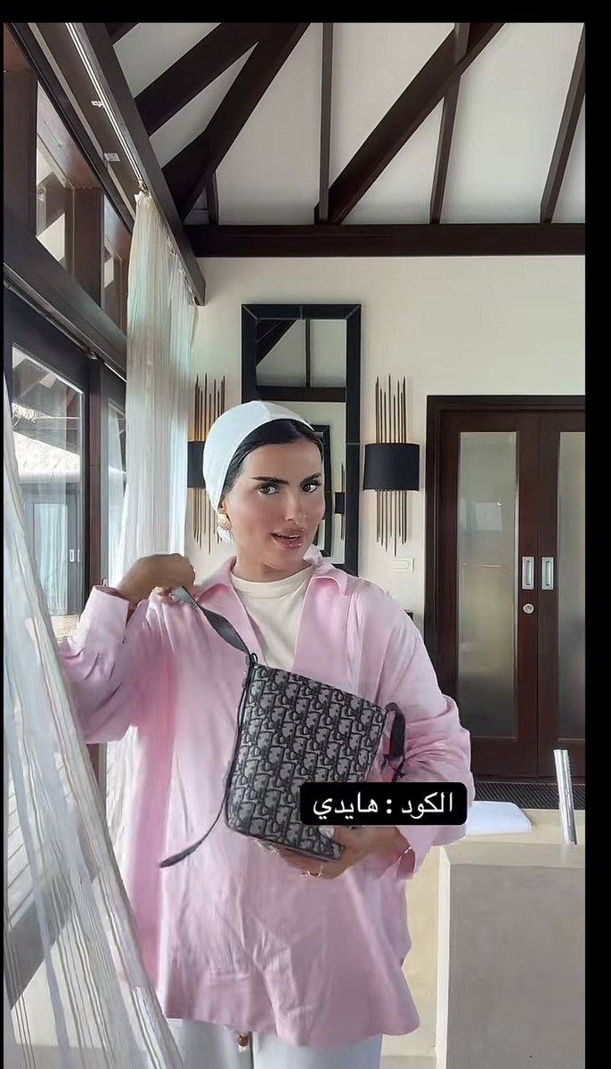 Aoyzrf's tweet photo. الزق الجديد طالعه تهاجم الهشتاق وهي مو منقبه ولا ميكب والقبر بينفجر من شفايفها وهذا حجابها بالمالديف مستشرفه ليت تتغطى وتريحنا ولابسه بنطلون بعد هههههه
#٢٠٣٠_بلا_نقاب3 
#٢٠٣٠_بلا_نقاب 
#بلا_نقاب_٢٠٣٠ https://t.co/UdgxVaQlZY