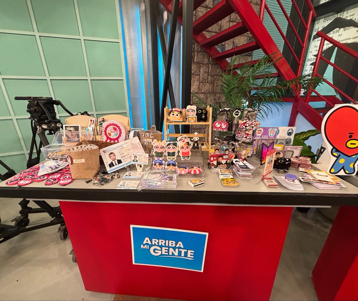 MinaIsLate's tweet photo. Estuve en la tele hoy 🥹 Nos invitaron a llevar cositas de BTS al canal y explicar algunas cositas de la cultura del freebie ❤️ https://t.co/HhLAGr9S3u
