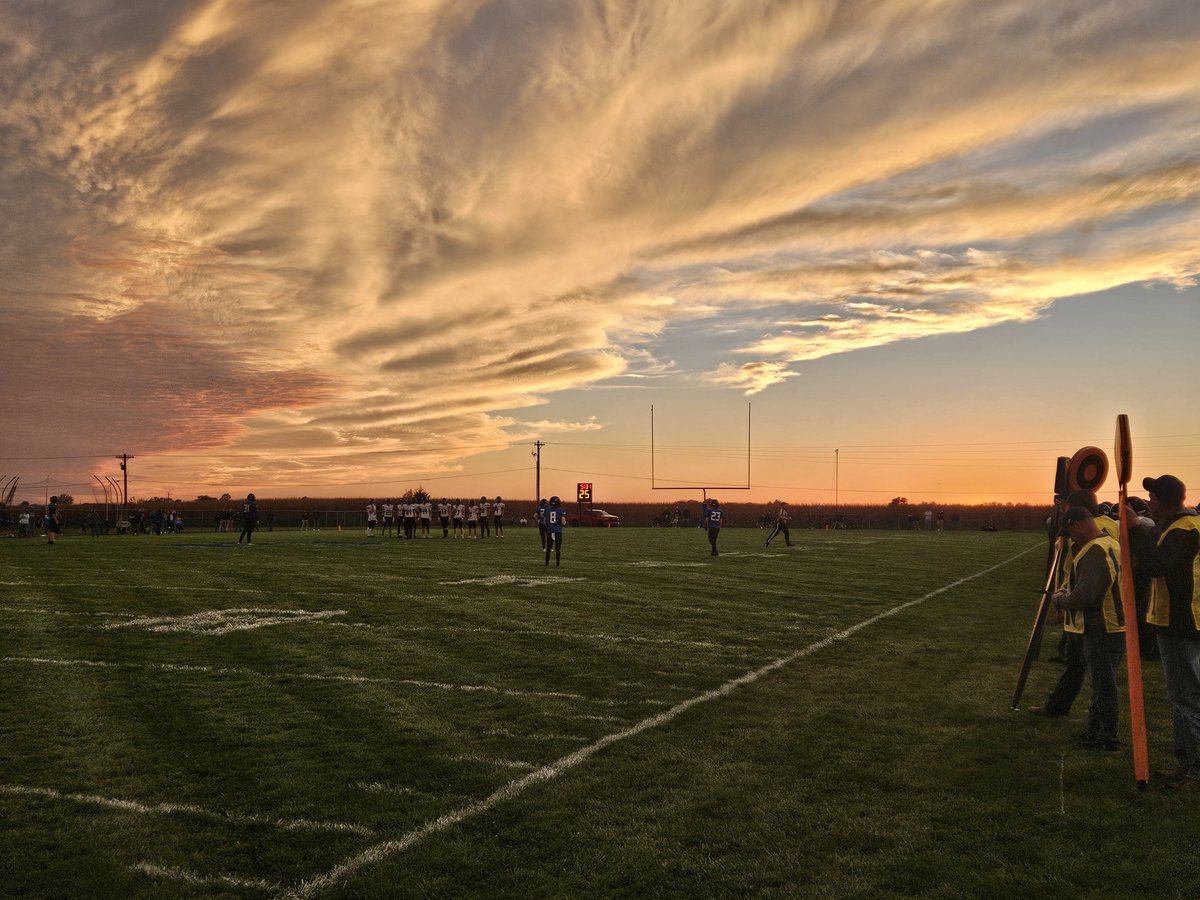 KyleNeddenriep's tweet photo. Friday night lights https://t.co/gQaqQcgXwX