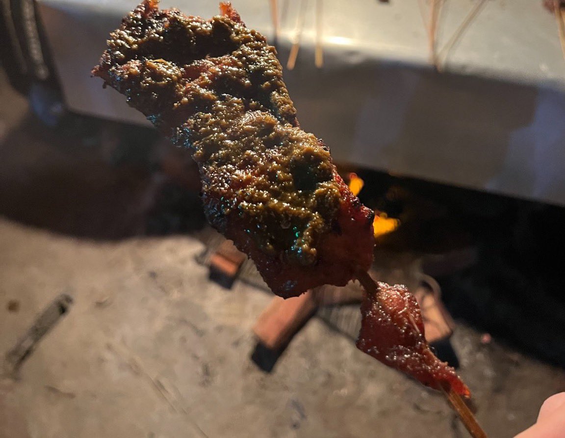 official78647's tweet photo. 忘れられない味でした。

朝から日が落ちるまで、村人たちと農園仕事をした日。

朝ごはんも食べず、ひたすらプランテーン畑の藪を刈り続けました。

昼頃には空腹もピークに。口にしたのは、木から落とした熟して売れなくなったプランテーン2本だけ。

それでも村人たちは止まらない。笑いながら、黙々と、陽が傾くまで働き続けてる。

その底なしの体力に圧倒されながら、こちらは汗と土埃まみれ。帰路につく頃には、腹も身体も限界でした。

そんな一日の終わりに食べた、これ。煙の匂いまで含めて、忘れられない味でした。

やっぱり肉は、牛肉が一番うまいです。牛串焼きは、この村一番の名物で、かつ貴重な贅沢品。来週も食べたいな。

そういえば食べられそうになっていたので連れて帰ったジャコウネコは、元気です。

ミルクをあげたら、
小さな口で夢中になってグビグビ飲んでいました。

可愛いですね。家族のように、大切に愛していきますよ〜。