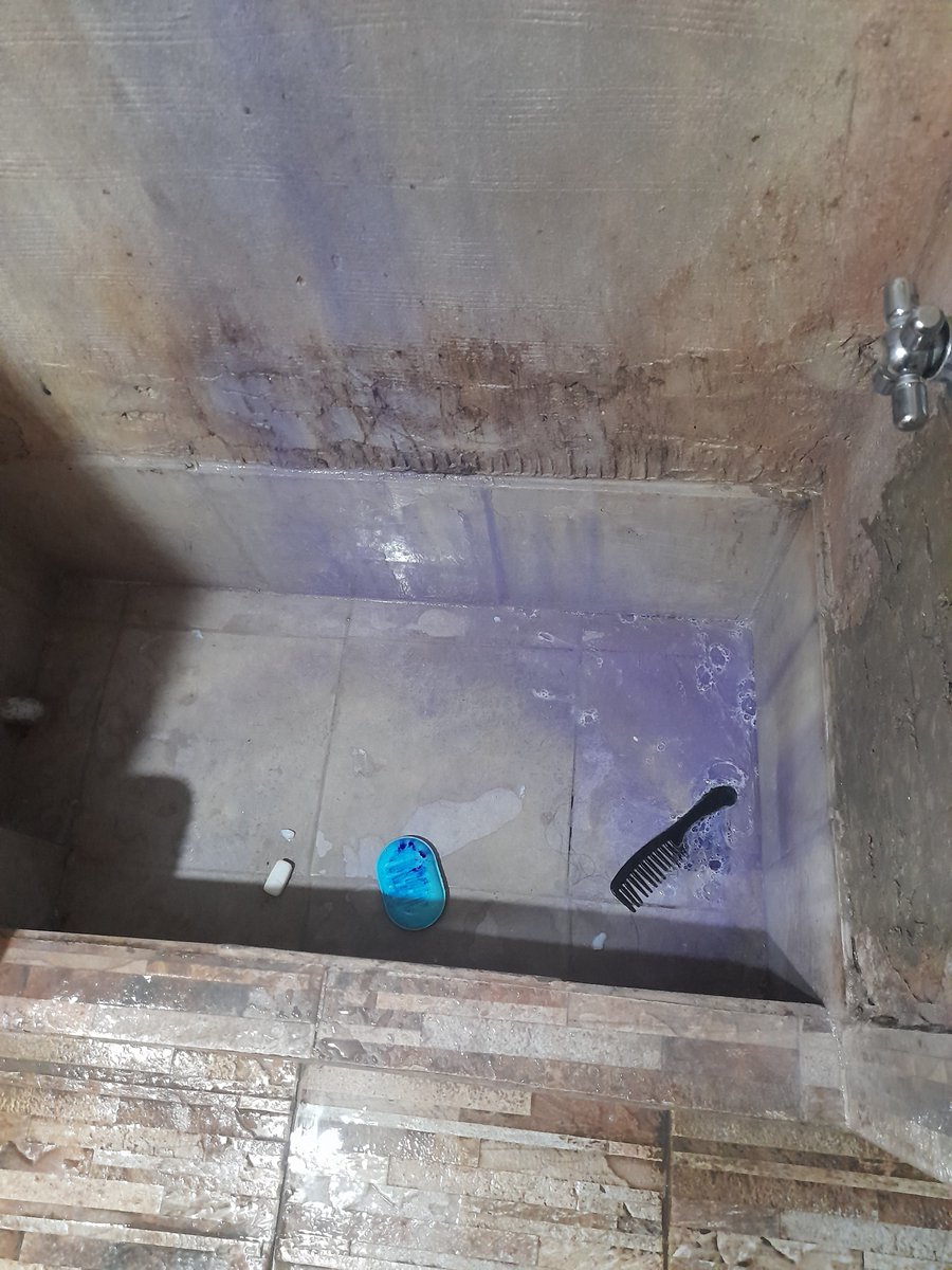 de_tobi2's tweet photo. mi hermana q se tiñó se bañó y parece q mataron a un pitufo en el baño https://t.co/6xQouaFnkR