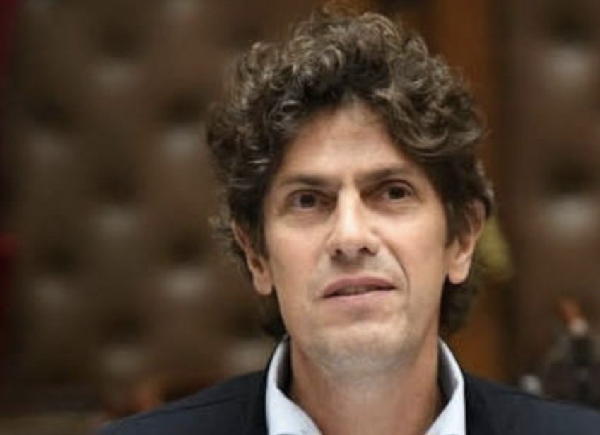 edgerome's tweet photo. Loustesu ya no disimula: se junta con corruptos, ladrones o zurdos si le conviene. Su ambición lo ciega y confirma lo que siempre fue: un oportunista sin valores. https://t.co/J1FJseJ1rb