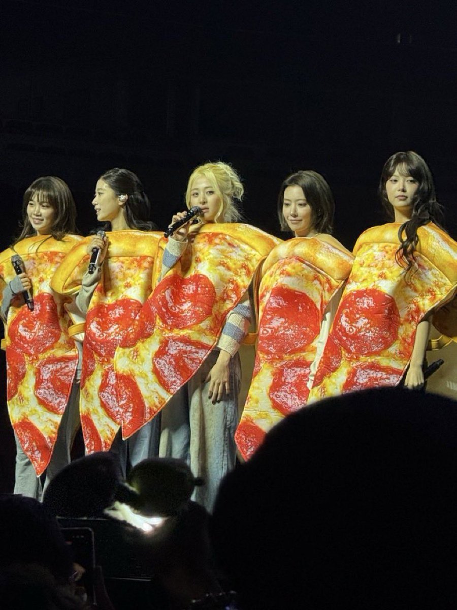 kimdodok81's tweet photo. Pizza for soundcheck! They are all so unserious 🤣 https://t.co/bHDzXeab0c