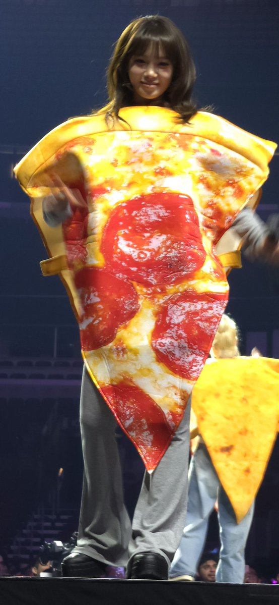 kimdodok81's tweet photo. Pizza for soundcheck! They are all so unserious 🤣 https://t.co/bHDzXeab0c