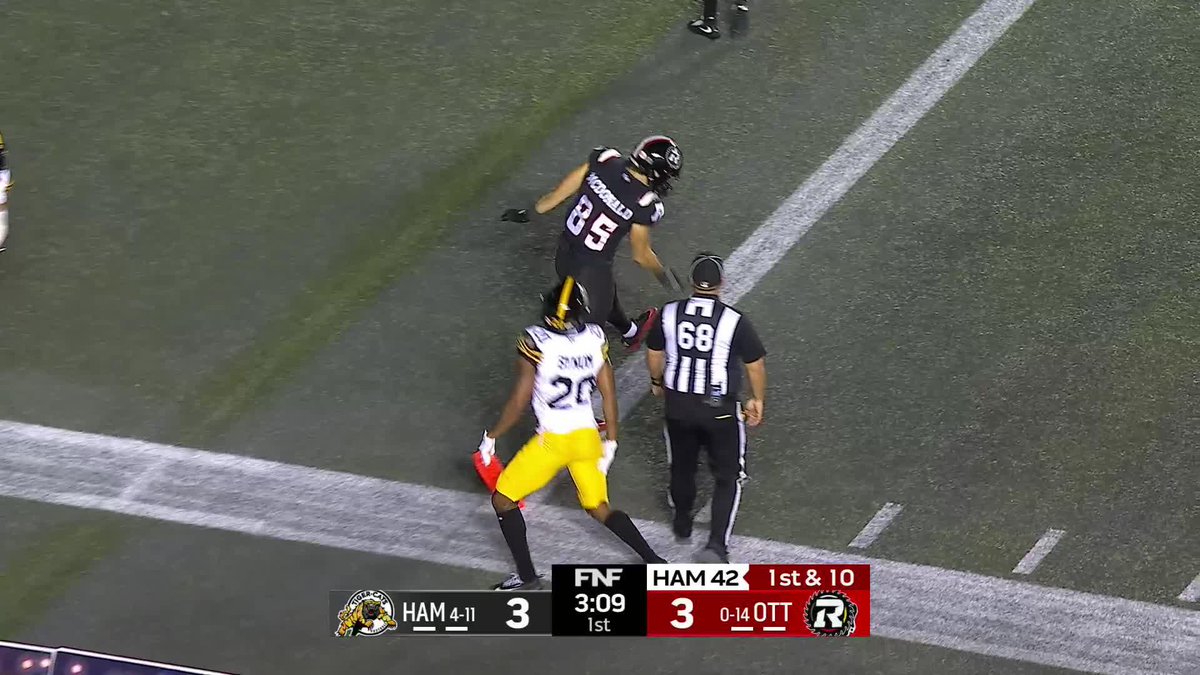 A CFL game shows Ottawa scoring on a flea-flicker play, with #85 in black celebrating in the end zone alongside a Steelers-style player #20 and referee #68. The scoreboard reads HAM 4-11 trailing OTT 3 with 0:14 left in the 1st quarter, tying the game at 3-3 on Ottawa's touchdown.
