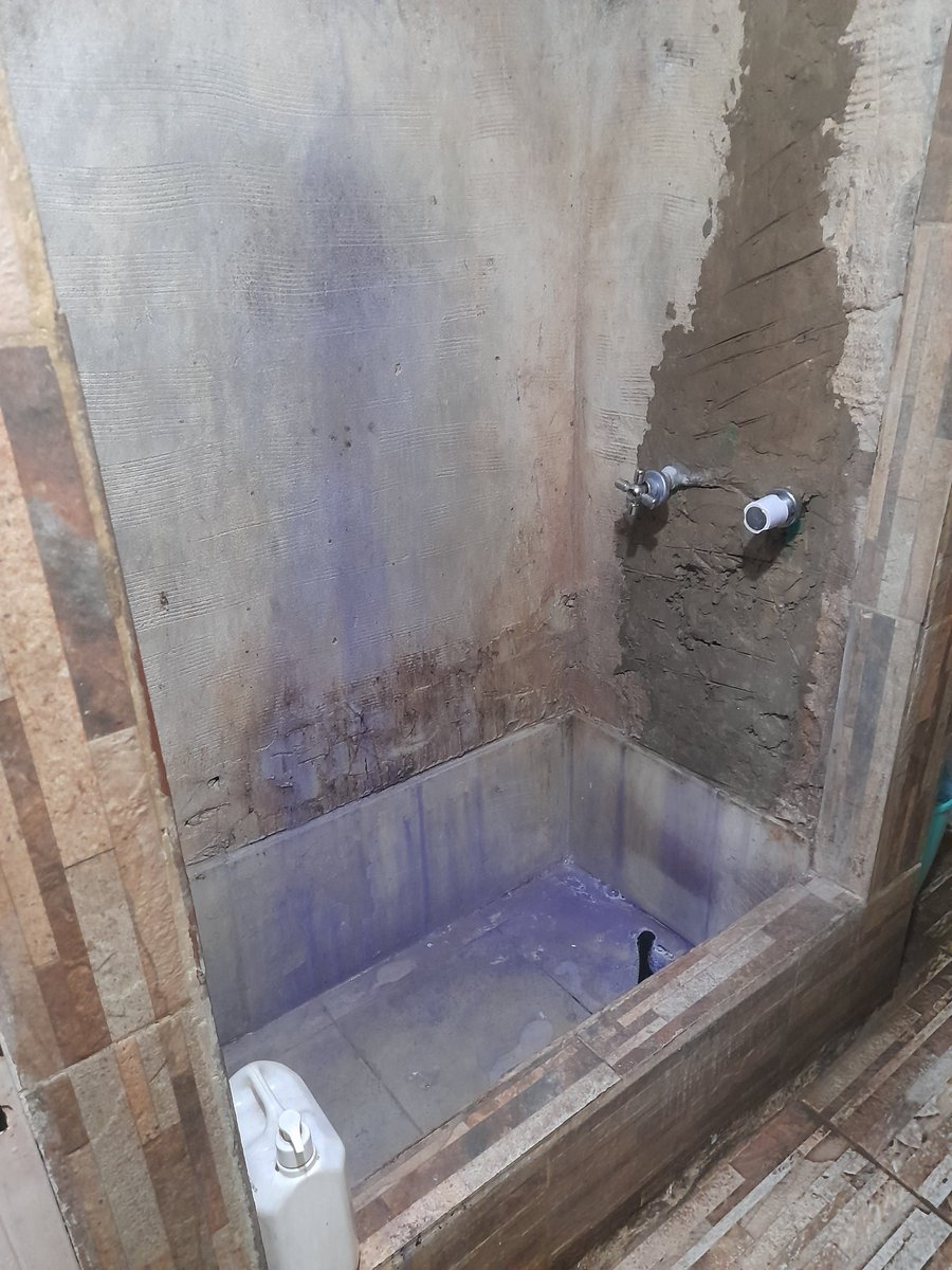 de_tobi2's tweet photo. mi hermana q se tiñó se bañó y parece q mataron a un pitufo en el baño https://t.co/6xQouaFnkR