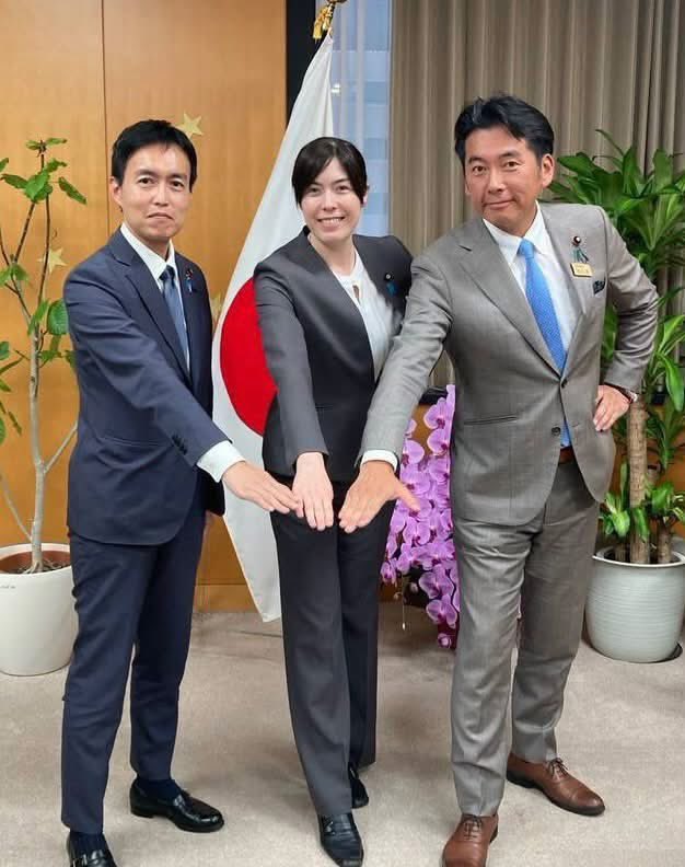 HiranumaShojiro's tweet photo. 政務三役にて顔合わせの時に撮った一枚。繁本政務官と共に小野田大臣を支えて参ります。また昨日は政務三役出席して重要土地に関する政府有識者会議より提言を���ただきました。法改正に向けて作業を進めて参ります。
https://t.co/DldFJuHzwf https://t.co/vSO4OBWIeS