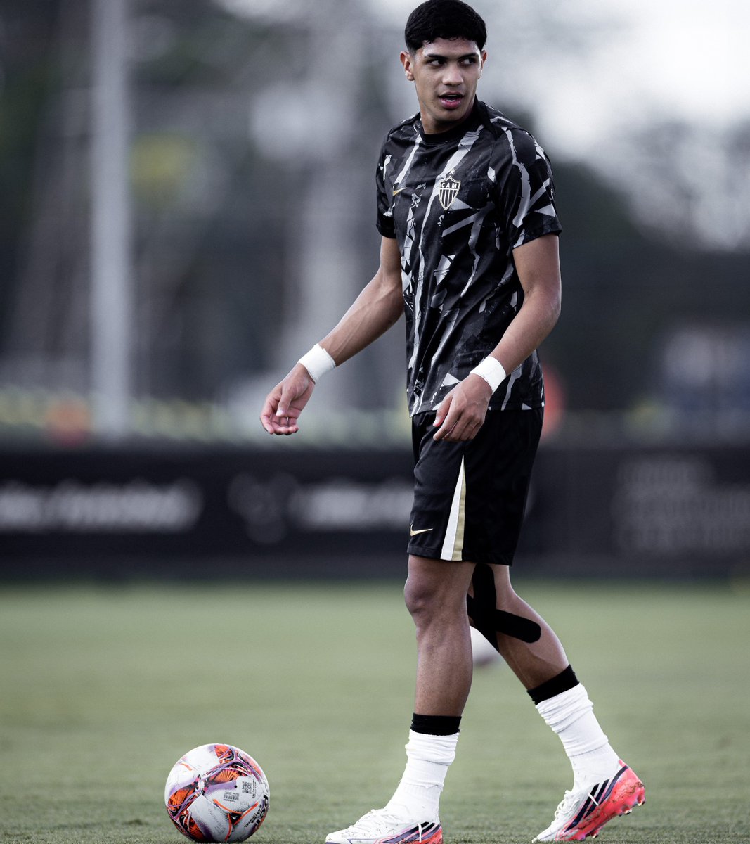 galinhonews's tweet photo. Índio está relacionado pra partida de amanhã contra o Bragantino no Brasileirão!

O volante ficou de fora do jogo do sub-20 hoje contra o Coimbra para ir pro jogo do profissional amanhã. https://t.co/5IlKdqUP7W