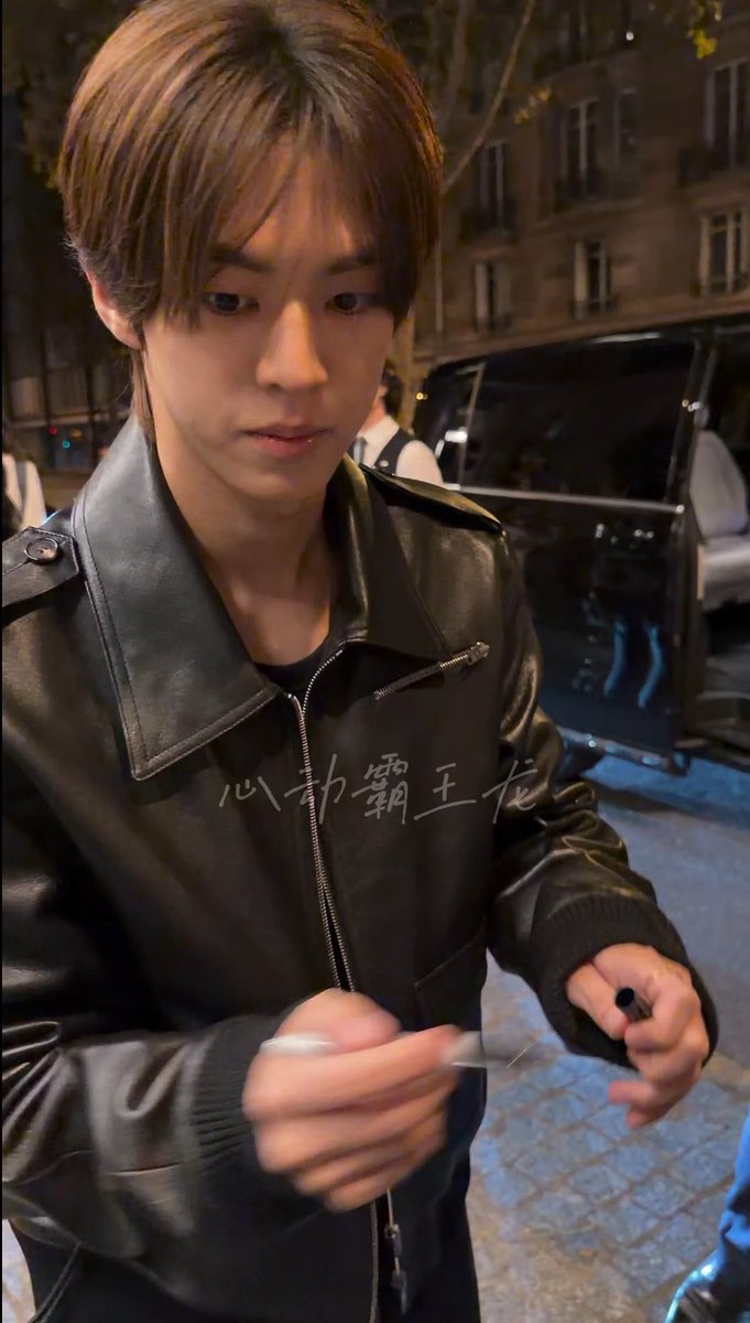 ddoibot's tweet photo. sweet dohoon making sure to sign for the fan 🥺 look at his tiny hands #도훈 https://t.co/6xBMWKKW0Y https://t.co/8JaYIJZ7qc