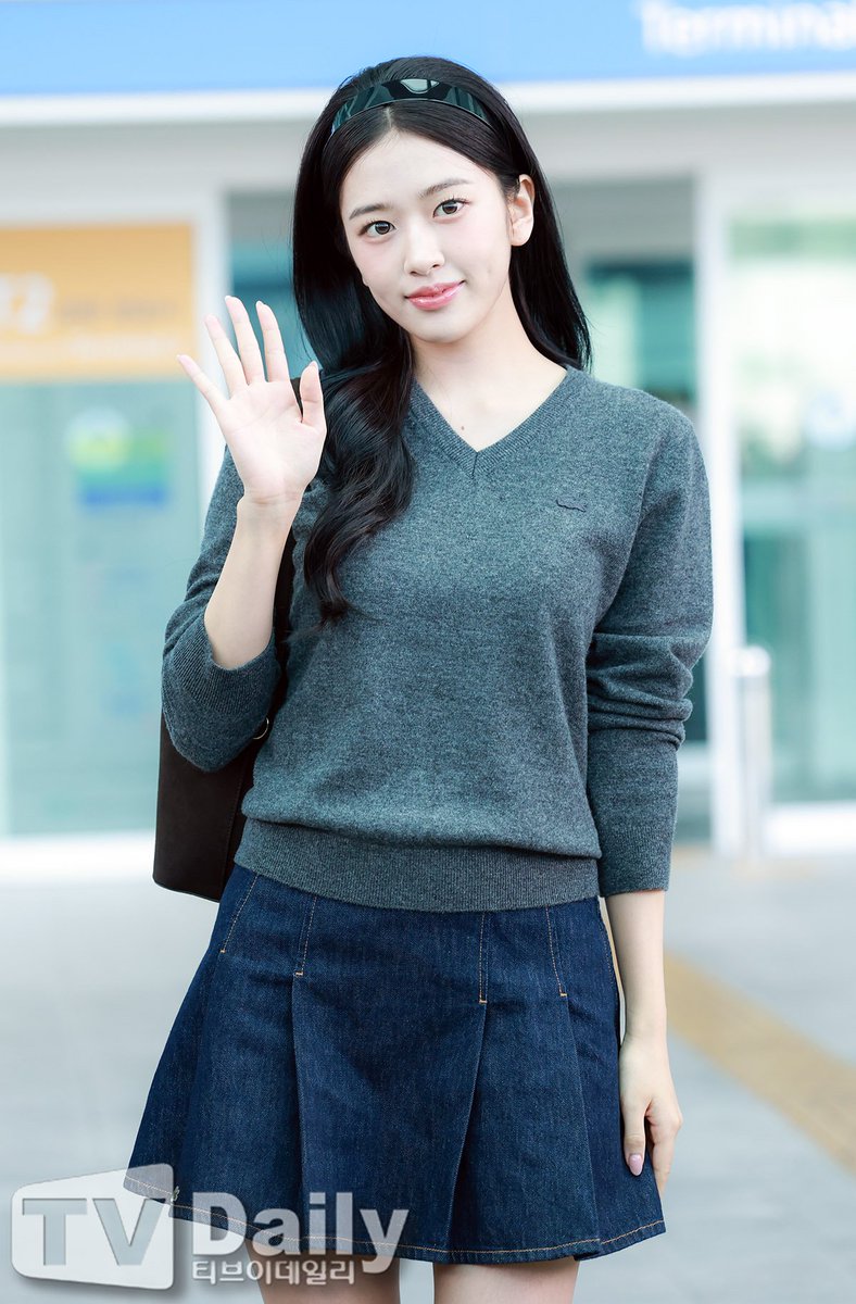kpopers_family's tweet photo. IVE An Yujin at Incheon International Airport departing to Paris to attend Lacoste collection show at Paris Fashion Week ✈️ https://t.co/D90aI9Mbke