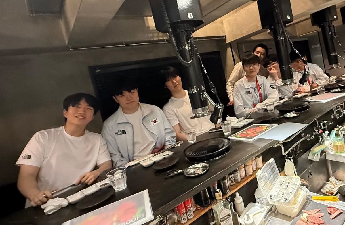 dearyhyeokie's tweet photo. Khan uploaded this!

Keria is happy, and Faker is smiling 🫶🏻 https://t.co/VxYl6GXXdG