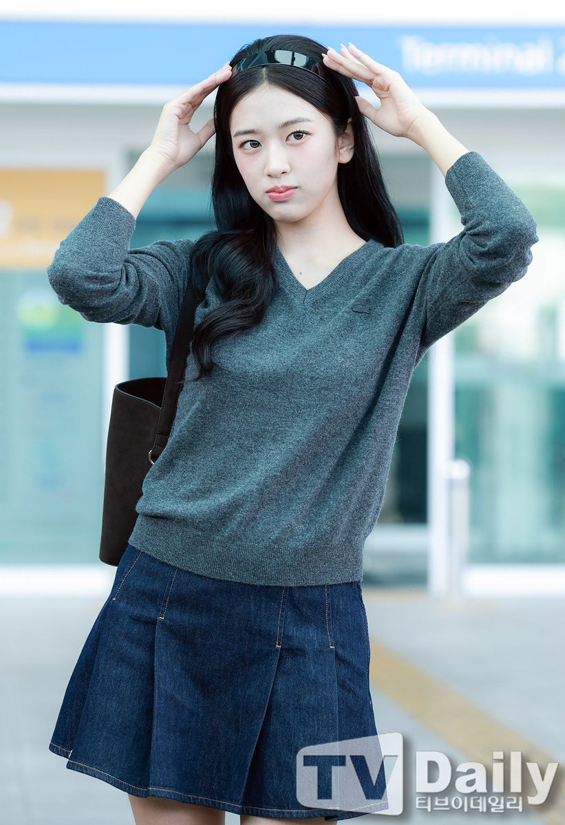 kpopers_family's tweet photo. IVE An Yujin at Incheon International Airport departing to Paris to attend Lacoste collection show at Paris Fashion Week ✈️ https://t.co/D90aI9Mbke
