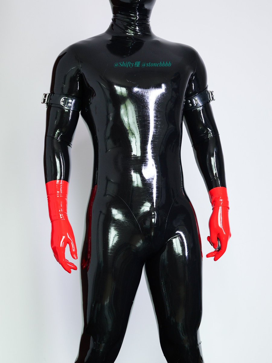 stonebbbb's tweet photo. 粗暴点还是轻柔点？
#latex #rubber #胶衣 https://t.co/UmlpmEjwpq