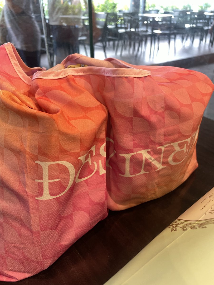 en11thirty's tweet photo. hello!! i'm here sa shake shack!

JUST SHOW STREAMING OR VOTING PROOF 😁

albums po muna ibibigay ko 😭
also open to trade freebies 😊

#DunkinPH_ENDLESS #ENDLESSFunMeet https://t.co/ccMQHGjfWr