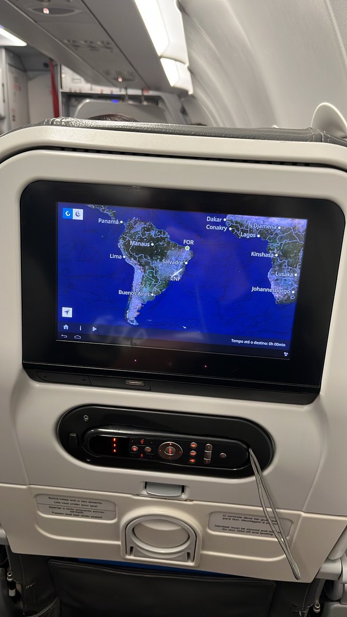 Arthemia2's tweet photo. Voltando pra fortaleza pra votar no meu presidente!! Com minha colinha https://t.co/nD92ZdnvVE