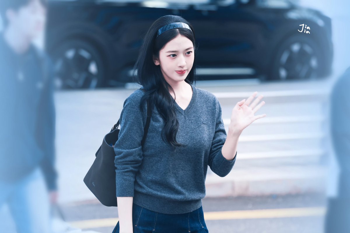 addanyzcsb's tweet photo. Yujin’s puppy hairstyle matches the sporty Lacoste look beautifully in Paris. YUJIN VERS PARIS

YUJIN VERS PARIS
#YUJINgoestoPFW
#ANYUJIN
#LacosteSS27 https://t.co/egW0E2NwR2