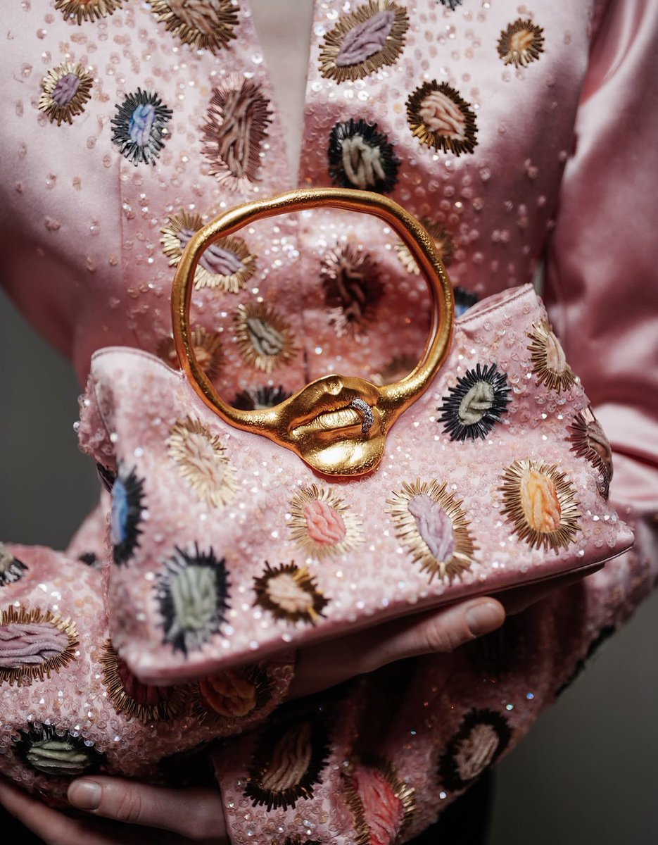 badestoutfit's tweet photo. schiaparelli ss27 bag https://t.co/fQzuLPAP0x