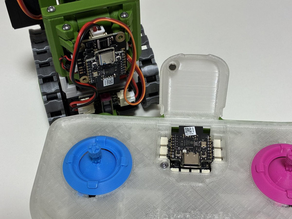 cobac's tweet photo. Bambu Labの「CyberBrick」は、ESP32-C3を用いたコア基板を、
・送信ボード：スイッチ類を接続
・受信ボード：モータ類を接続
にそれぞれ差し込んで送受信可能にしたもの。

リモコンとロボットカーを想定している。 https://t.co/AMTwuyxNSh